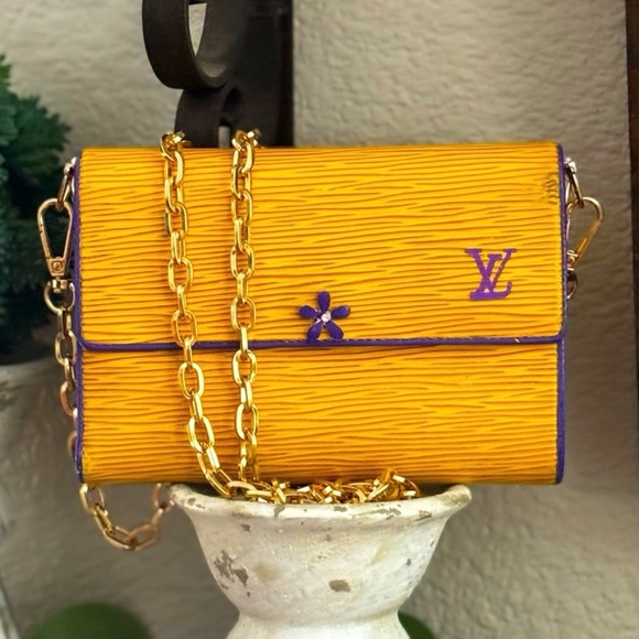 LOUIS VUITTON Epi Leather Yellow Porte Monnaie Billets Cartes Wallet
converted - Picture 2 of 12